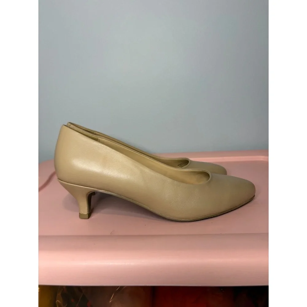 Trotters Kiara Nude Leather Kitten Heel Pumps‎ Pointed Toe 10WW T1805-185